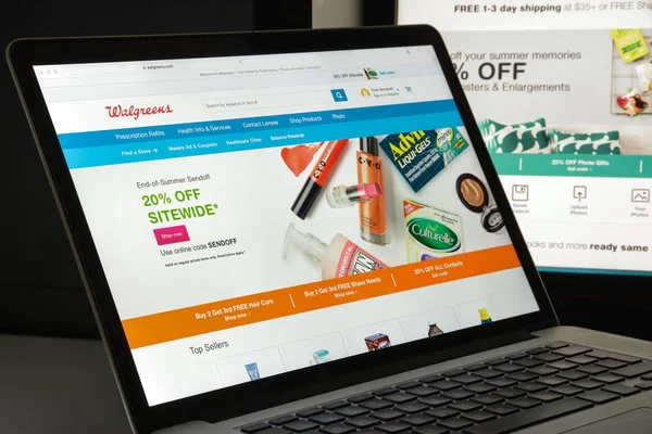 Милан, Италия - 10 августа 2017 года: домашняя страница сайта Walgreens. Это американская компания, которая работает как вторая по величине сеть аптечных магазинов. Логотип Walgreens . — стоковое фото
