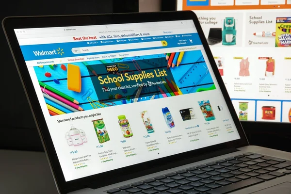 Milan, İtalya - 10 Ağustos 2017: Walmart Web sitesi ana. Hipermarketler zinciri olarak faaliyet bir Amerikan çokuluslu perakende şirketidir. Walmart logosu görünür.