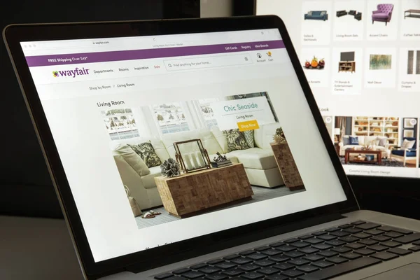 Milan, İtalya - 10 Ağustos 2017: Wayfair.com Web sitesi ana. Ev eşyaları satan bir Amerikan e-ticaret kuruluşudur. Wayfair logosu görünür.
