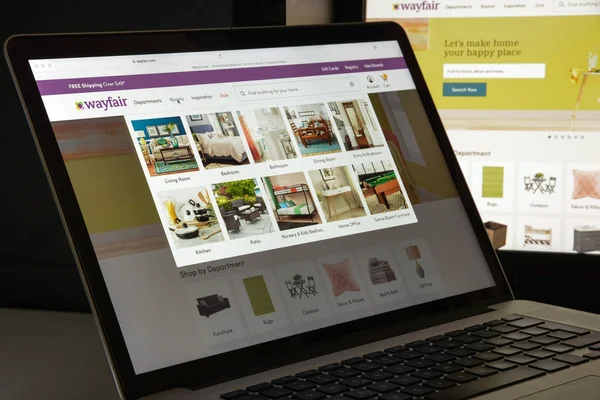 Milán, Italia - 10 de agosto de 2017: Página web Wayfair.com. Es una empresa estadounidense de comercio electrónico que vende artículos para el hogar. Logo Wayfair visible . — Foto de Stock