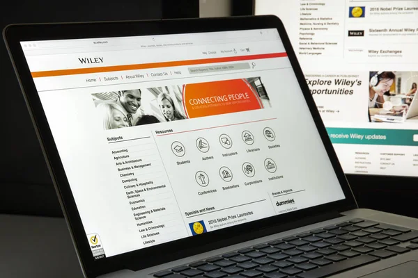 Milán, Italia - 10 de agosto de 2017: página web de Wiley.com. It.is una editorial global que se especializa en la edición académica y comercializa sus productos a profesionales y consumidores Wiley logotipo visible . — Foto de Stock