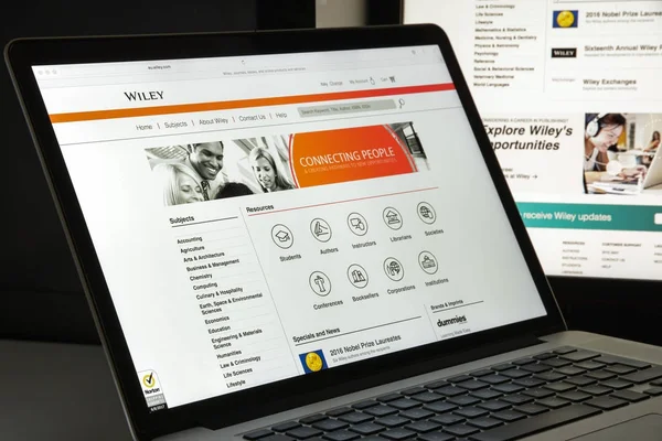 Milan, İtalya - 10 Ağustos 2017: Wiley.com Web sitesi ana. Onto Wiley logosu görünür uzmanları ve tüketiciler ürünlerini pazarlar ve akademik yayıncılıkta uzmanlaşmış küresel bir yayıncılık şirketi.