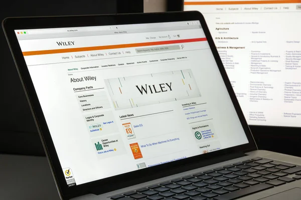 Milán, Italia - 10 de agosto de 2017: página web de Wiley.com. It.is una editorial global que se especializa en la edición académica y comercializa sus productos a profesionales y consumidores Wiley logotipo visible . — Foto de Stock