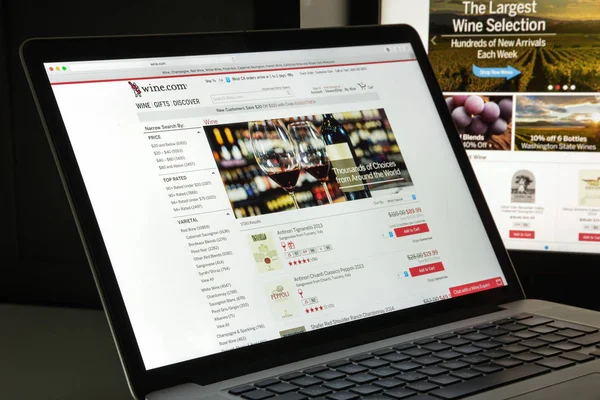 Milán, Italia - 10 de agosto de 2017: página web de Wine.com. Es un minorista de vino en línea con sede en San Francisco que ofrece una selección de vinos. logotipo de wine.com visible . — Foto de Stock