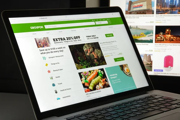 Mediolan, Włochy - 10 sierpnia 2017: Groupon witryny internetowej. To jest rynek amerykański na całym świecie e-commerce, Podłączanie abonentów z lokalnych kupców, oferując działalności Groupon logo widoczne. — Zdjęcie stockowe