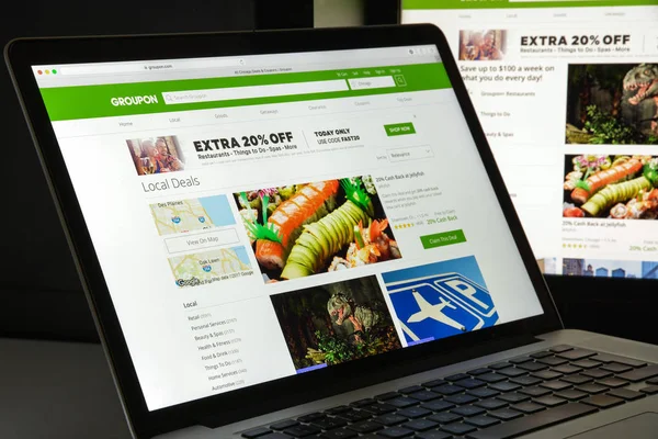 Milano, 10 agosto 2017: Homepage del sito Groupon. Per quello. è un mercato americano di e-commerce in tutto il mondo che collega gli abbonati con i commercianti locali offrendo attività Groupon logo visibile . — Foto Stock