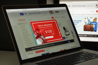 Milan, İtalya - 10 Ağustos 2017: Aliexpress Web sitesi ana. Çin ve başka bir yerde uluslararası online alıcılar için ürünler sunan küçük işletmeler oluşan bir çevrimiçi perakende hizmetidir. Aliexpress logosu görünür.