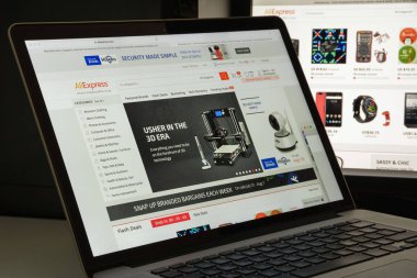 Milan, İtalya - 10 Ağustos 2017: Aliexpress Web sitesi ana. Çin ve başka bir yerde uluslararası online alıcılar için ürünler sunan küçük işletmeler oluşan bir çevrimiçi perakende hizmetidir. Aliexpress logosu görünür.