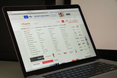 Milan, İtalya - 10 Ağustos 2017: Aliexpress Web sitesi ana. Çin ve başka bir yerde uluslararası online alıcılar için ürünler sunan küçük işletmeler oluşan bir çevrimiçi perakende hizmetidir. Aliexpress logosu görünür.