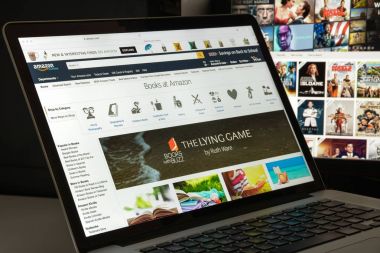 Milan, İtalya - 10 Ağustos 2017: Amazon Web sitesi ana. Bu bir Amerikan elektronik ticaret ve bulut bilgisayar şirketi var. Amazon.com logosu görünür.