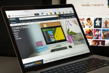 Milan, İtalya - 10 Ağustos 2017: Amazon Web sitesi ana. Bu bir Amerikan elektronik ticaret ve bulut bilgisayar şirketi var. Amazon.com logosu görünür.