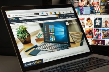 Milan, İtalya - 10 Ağustos 2017: Amazon Web sitesi ana. Bu bir Amerikan elektronik ticaret ve bulut bilgisayar şirketi var. Amazon.com logosu görünür.