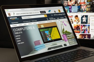 Milan, İtalya - 10 Ağustos 2017: Amazon Web sitesi ana. Bu bir Amerikan elektronik ticaret ve bulut bilgisayar şirketi var. Amazon.com logosu görünür.