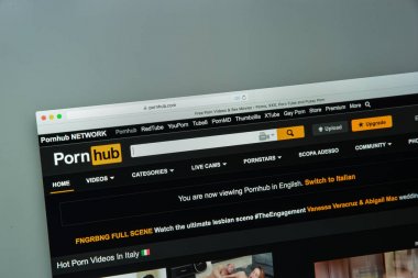 Milan, İtalya - 10 Ağustos 2017: Pornhub Web sitesi ana. Bu pornografik video paylaşım web sitesi ve Internet en büyük pornografi sitesinde var. Pornhub logosu görünür.