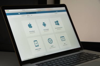 Milan, İtalya - 10 Ağustos 2017: Vk.com Web sitesi ana. Bir Rus online sosyal medya ve sosyal ağ hizmeti olduğunu. VK logosu görünür.