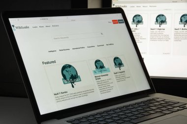 Milan, İtalya - 10 Ağustos 2017: Wikileaks Web sitesi ana. Gizli bilgi ve anonim kaynaklar tarafından sağlanan gizli medya yayınlar uluslararası bir kar amacı gütmeyen organizasyondur. WikiLeaks logosu görünür.