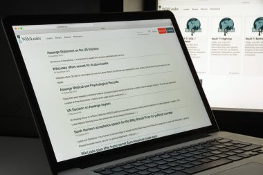 Milan, İtalya - 10 Ağustos 2017: Wikileaks Web sitesi ana. Gizli bilgi ve anonim kaynaklar tarafından sağlanan gizli medya yayınlar uluslararası bir kar amacı gütmeyen organizasyondur. WikiLeaks logosu görünür.