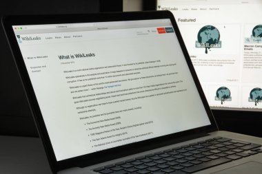 Milan, İtalya - 10 Ağustos 2017: Wikileaks Web sitesi ana. Gizli bilgi ve anonim kaynaklar tarafından sağlanan gizli medya yayınlar uluslararası bir kar amacı gütmeyen organizasyondur. WikiLeaks logosu görünür.