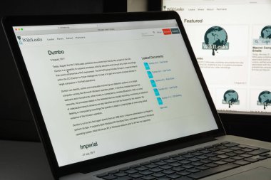 Milan, İtalya - 10 Ağustos 2017: Wikileaks Web sitesi ana. Gizli bilgi ve anonim kaynaklar tarafından sağlanan gizli medya yayınlar uluslararası bir kar amacı gütmeyen organizasyondur. WikiLeaks logosu görünür.