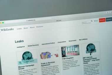 Milan, İtalya - 10 Ağustos 2017: Wikileaks Web sitesi ana. Gizli bilgi ve anonim kaynaklar tarafından sağlanan gizli medya yayınlar uluslararası bir kar amacı gütmeyen organizasyondur. WikiLeaks logosu görünür.