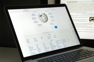 Milan, İtalya - 10 Ağustos 2017: Wikipedia Web sitesi ana. Bu herkesin makaleleri düzenlemek izin vermek amacıyla ücretsiz bir online ansiklopedi. Wikipedia logosu görünür.