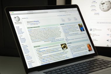 Milan, İtalya - 10 Ağustos 2017: Wikipedia Web sitesi ana. Bu herkesin makaleleri düzenlemek izin vermek amacıyla ücretsiz bir online ansiklopedi. Wikipedia logosu görünür.