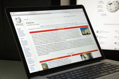 Milan, İtalya - 10 Ağustos 2017: Wikipedia Web sitesi ana. Bu herkesin makaleleri düzenlemek izin vermek amacıyla ücretsiz bir online ansiklopedi. Wikipedia logosu görünür.
