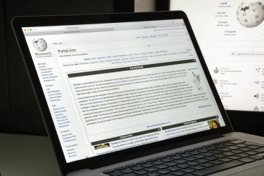 Milan, İtalya - 10 Ağustos 2017: Wikipedia Web sitesi ana. Bu herkesin makaleleri düzenlemek izin vermek amacıyla ücretsiz bir online ansiklopedi. Wikipedia logosu görünür.