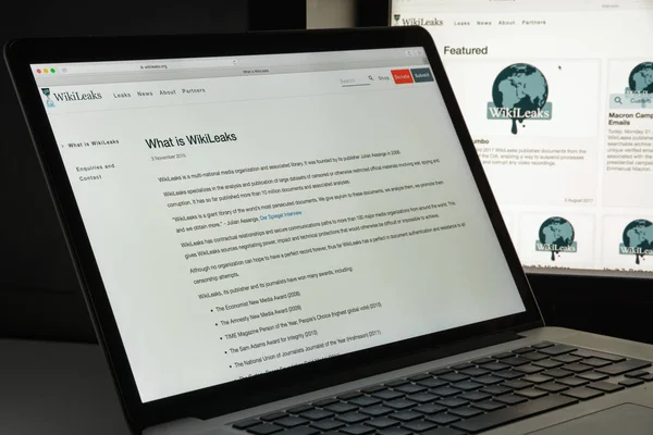 Milán, Italia - 10 de agosto de 2017: página web de Wikileaks. Es una organización internacional sin fines de lucro que publica información secreta y medios clasificados proporcionados por fuentes anónimas. Logotipo de Wikileaks visible . —  Fotos de Stock
