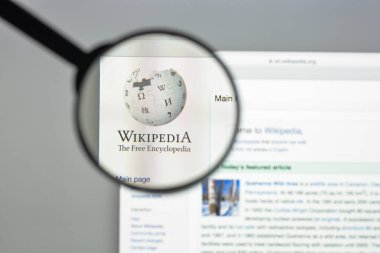 Milan, İtalya - 10 Ağustos 2017: Wikipedia Web sitesi ana. Bu herkesin makaleleri düzenlemek izin vermek amacıyla ücretsiz bir online ansiklopedi. Wikipedia logosu görünür.