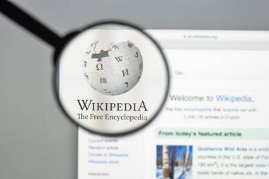 Milan, İtalya - 10 Ağustos 2017: Wikipedia Web sitesi ana. Bu herkesin makaleleri düzenlemek izin vermek amacıyla ücretsiz bir online ansiklopedi. Wikipedia logosu görünür.