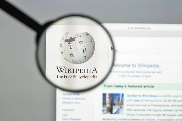 Мілан, Італія — 10 серпня 2017: Домашня сторінка сайту Вікіпедії. Це безкоштовний онлайн-енциклопедію з метою дозволити всім редагувати статті. Вікіпедії логотипу видно. — стокове фото