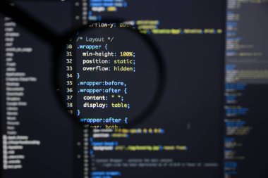Gerçek css kodu gelişmekte olan ekran. Programlama iş akışı soyut al