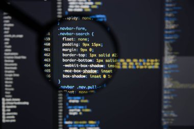 Gerçek css kodu gelişmekte olan ekran. Programlama iş akışı soyut al