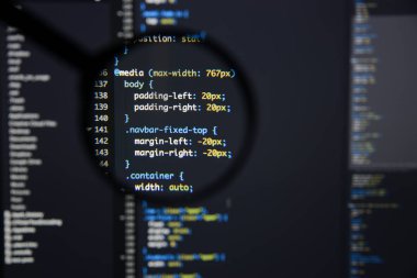 Gerçek css kodu gelişmekte olan ekran. Programlama iş akışı soyut al