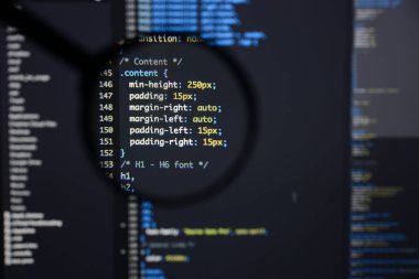 Gerçek css kodu gelişmekte olan ekran. Programlama iş akışı soyut al