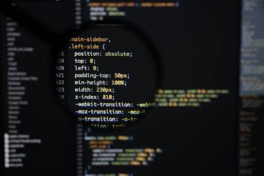 Gerçek css kodu gelişmekte olan ekran. Programlama iş akışı soyut al