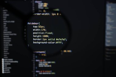 Gerçek css kodu gelişmekte olan ekran. Programlama iş akışı soyut al