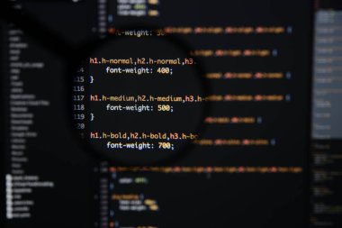 Gerçek css kodu gelişmekte olan ekran. Programlama iş akışı soyut al
