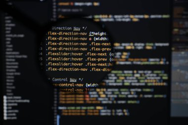 Gerçek css kodu gelişmekte olan ekran. Programlama iş akışı soyut al