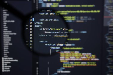 Gerçek Html kodu gelişmekte olan ekran. Programlama iş akışı soyut bir