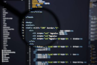 Gerçek Html kodu gelişmekte olan ekran. Programlama iş akışı soyut bir