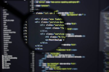 Gerçek Html kodu gelişmekte olan ekran. Programlama iş akışı soyut bir