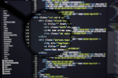 Gerçek Html kodu gelişmekte olan ekran. Programlama iş akışı soyut bir