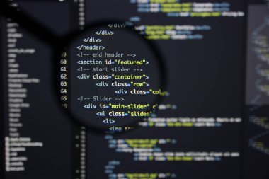 Gerçek Html kodu gelişmekte olan ekran. Programlama iş akışı soyut bir
