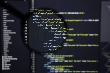 Gerçek Html kodu gelişmekte olan ekran. Programlama iş akışı soyut bir