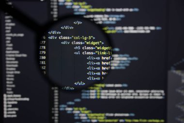 Gerçek Html kodu gelişmekte olan ekran. Programlama iş akışı soyut bir