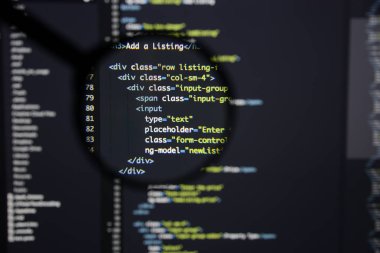 Gerçek Html kodu gelişmekte olan ekran. Programlama iş akışı soyut bir