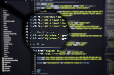 Gerçek Html kodu gelişmekte olan ekran. Programlama iş akışı soyut bir