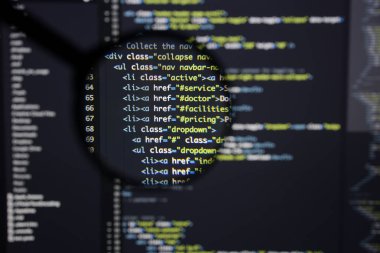 Gerçek Html kodu gelişmekte olan ekran. Programlama iş akışı soyut bir